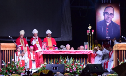 El cardenal Maradiaga preside una misa por Romero durante los días de su beatificación
