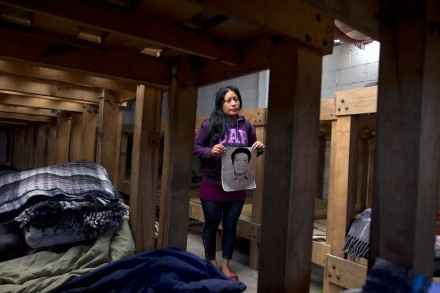 Una mujer muestra el retrato de su hijo desaparecido. Desde 2006 desparecieron en México más de 27.000 personas