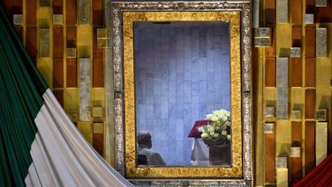 El Pontífice reza en silencio delante de la imagen de Nuestra Señora de Guadalupe – AFP