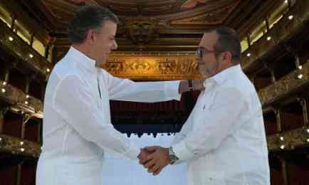 Una escena que se repite. El Jefe de Estado y el jefe de las Farc se estrechan la mano en el teatro Colón de Bogotá. Fotomontaje SEMANA