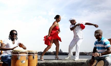 Pasos de rumba en la costanera de La Habana