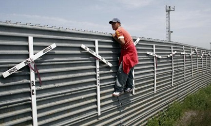 Pero los estadounidenses que viven en la frontera piden menos muro y más pasos…