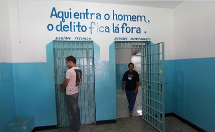 “Aquí entra el hombre. El delito queda fuera”, está escrito sobre la puerta de la celda