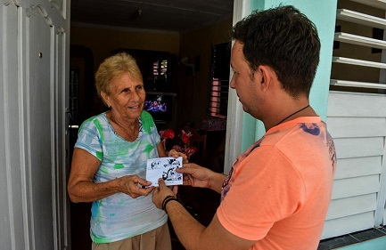 Alien Arcia Sánhez entrega a domicilio el último programa grabado (Foto Yariel Valdés)