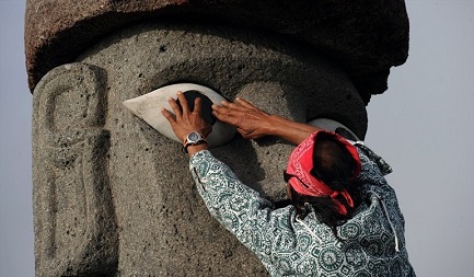 Restauración de un Moai en la Isla de Pascua (Foto Getty Images)