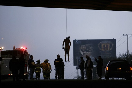 Una escena de violencia habitual: el cuerpo de un hombre cuelga de un punte sobre la ruta que conduce a Tijuana (Foto AP - Guillermo Arias)