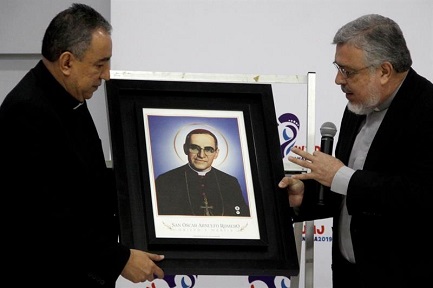 LA RELIQUIA DE ROMERO LLEGA A PANAMÁ.  El ya beato y próximo santo de El Salvador será patrono de la Jornada Mundial de la Juventud en enero de 2019