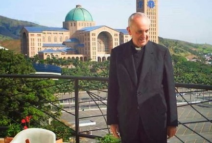 El cardenal Bergoglio con el santuario de Aparecida, Brasil, a sus espaldas