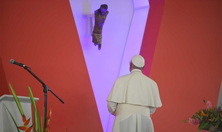El Papa reza delante del Cristo Roto en la ciudad de Boyacá, Colombia