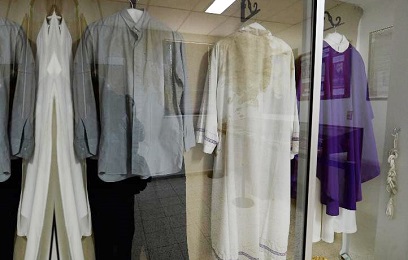 La camisa y el alba ensangrentadas que vestía monseñor Romero el día del asesinato (Foto dell’autore)
