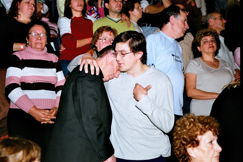 “TERNURA”, EL MISTERIO SOBRE LA FOTO DE BERGOGLIO. La imagen es verdadera, pero el protagonista no. El chico que aparece en ella no es Juan Francisco Taborda, sino Edgardo Brezovec. Esta es la historia