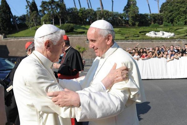 “UN CORAJE ENORME, UNA HUMILDAD INFINITA”. Diálogo con Bergoglio diez minutos después de la renuncia de Benedicto XVI