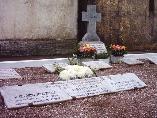 Las tumbas en el cementerio de Mercedes donde descansan los restos de los curas palotinos asesinados