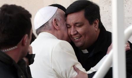 El sacerdote Fabián Baez en la papamobil. Foto REUTER