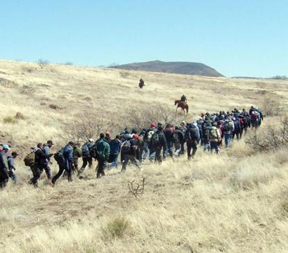 Migrantes cruzan el desierto. No todos podrán lograrlo...