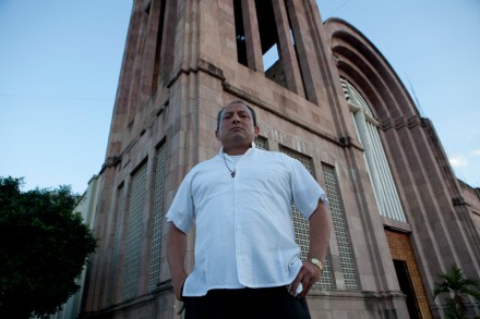 AMENAZAS AL PADRE GOYO. El cura con chaleco antibalas prepara su viaje a Roma, donde permanecerá por un tiempo