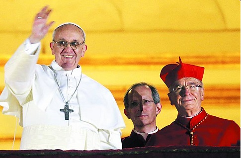 Loggia delle Benedizioni, 20,21 hs. El cardenal Claudio Hummes al lado de Papa Francisco
