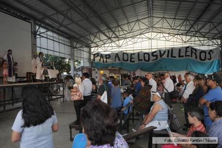 RADIO DE UNA VILLA MISERIA ENTREVISTA AL PAPA. Pregunta: “¿Qué es lo que menos te gusta…?”. Francisco: “El trabajo con papeles, el de oficina. Es algo que siempre me ha costado”