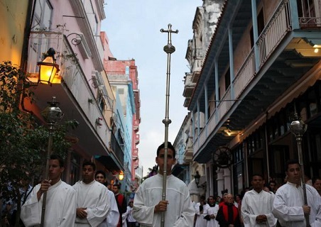 PROCESIONES CUBANAS. Varios Via Crucis en el centro de La Habana. Con muchos participantes.