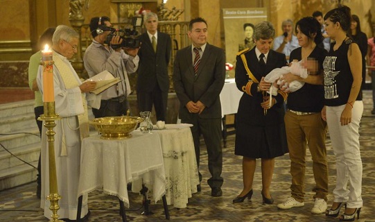 ARGENTINA: EL BAUTISMO DE UMMA AZUL. La madre de la niña, de dos meses recién cumplidos, convive en situación de “matrimonio igualitario”