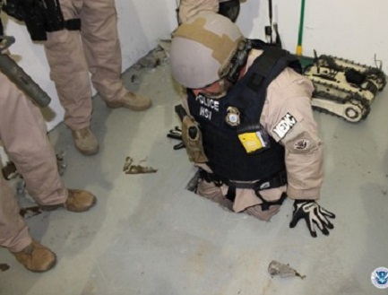 NARCOTÚNEL CINCO ESTRELLAS. Rieles, trenes eléctricos, iluminación y ventilación. Unen la ciudad mexicana de Tijuana con la estadounidense de San Diego
