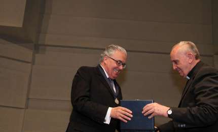 CASI  UN CARDENAL. El Papa nombra a un laico a la cabeza de un organismo vaticano que requiere dignidad episcopal