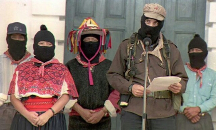 Julio de 1996, el subcomandante Marcos lee un comunicado durante las negociaciones con el gobierno, en San Andrés Larrainzar. Foto AFP/Oriana Elecabe