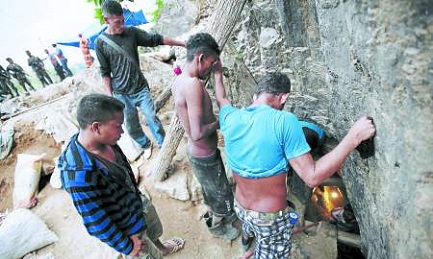 DE MINA A CAMPOSANTO. El derrumbe y la muerte de 8 de los 11 mineros. El párroco y las familias piden al gobierno de Honduras que declare cementerio ese lugar DE MINA A CAMPOSANTO. El derrumbe y la muerte de 8 de los 11 mineros. El párroco y las familias piden al gobierno de Honduras que declare cementerio ese lugar