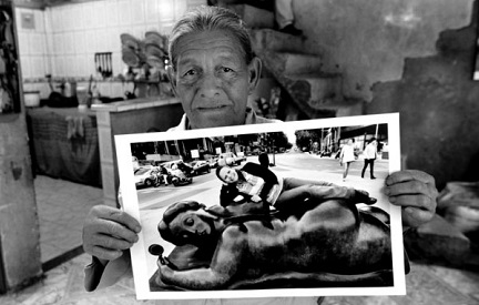 LA COLECCIONISTA DE HISTORIAS. Detrás de cada rostro de migrante, desde Lampedusa en Italia hasta El Paso en México, hay una historia. Y alguien la recoge