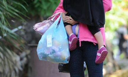 Una madre con su hijo son repatriados vía México. Foto EDH/ Claudia Castillo