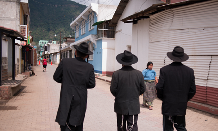 NO GRATOS. Historia funesta de una comunidad de judíos ultraortodoxos en un pequeño pueblo de Guatemala. Demasiado diferentes. Al final tuvieron que irse