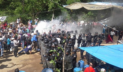 MUCHO CEMENTO, POCO PROGRESO. El gobierno de Guatemala pide la mediación de la Iglesia en el violento conflicto entre indígenas y trabajadores de una cementera