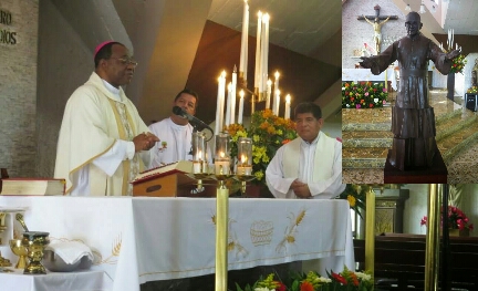 Leon Kalenga, nuncio en El Salvador, celebra la misa en el altar donde Romero fue asesinado hace 34 años. La estatua que está llegando.