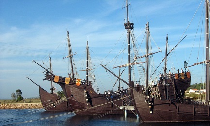 Reproducción de las tres carabelas en tamaño natural, ancladas en el Muelle de las Carabelas