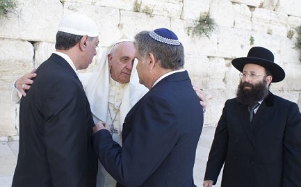 El Papa en el Muro de los Lamentos junto a Skorka y Abbaud