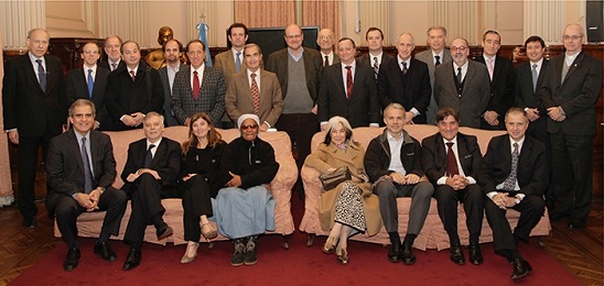 Los gentiles del Pórtico de Buenos Aires. En el centro, María Kodama, viuda de Borges