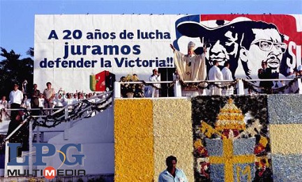 Juan Pablo II celebra misa con una gigantografía de Augusto César Sandino, el héroe nacional de Nicaragua, a sus espaldas.