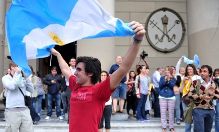 “NO CREO EN DIOS PERO SOY CATÓLICO”. En Argentina aumenta el número de personas que no creen (4%), pero también el de aquellas que se profesan católicas (13%)