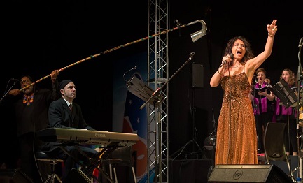 La cantante Patricia Sosa y Facundo Ramirez (al piano) mientras interpretan la Misa Criolla.