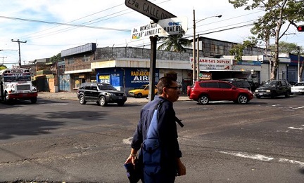 El cruce en San Salvador donde hubieran coincidido las dos calles, Romero y D’Aubuisson. Foto: Fred Ramos