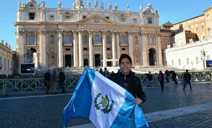 “AL VATICANO X GUATE”. Enviaron al Papa 500 mil invitaciones para visitar Guatemala. La iniciativa fue de un joven de 17 años, quien comunicó la respuesta recibida por FB