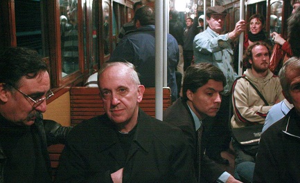 UN CHALECO ANTIBALAS PARA BERGOGLIO. Ocurrió en 2009. El cardenal se vio obligado a usarlo cuando una fuente anónima denunció la posibilidad de un atentado UN CHALECO ANTIBALAS PARA BERGOGLIO. Ocurrió en 2009. El cardenal se vio obligado a usarlo cuando una fuente anónima denunció la posibilidad de un atentado