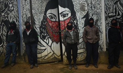 EL PACTO.  Familiares de los estudiantes mexicanos desaparecidos se reúnen con el movimiento zapatista el 21º aniversario de la sublevación indígena en Chiapas