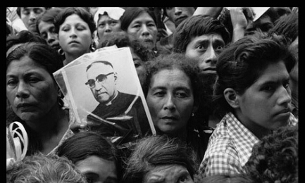 Salvadoreños frente a la Catedral Metropolitana, el 30 de marzo de 1980, durante el funeral de monseñor Romero. Foto Harry Mattison