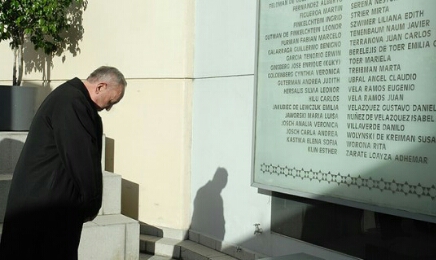 Bergoglio el 6 de junio de 2010, homenaje a los muertos en el atentado contra la mutual israelita argentina