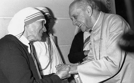 Dom Helder Camara con madre Teresa en 1985