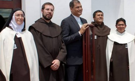 EL PRESIDENTE DE ECUADOR Y EL BASTÓN DE SANTA TERESA. Las reliquias de dos santos recorren América Latina. La de Don Bosco, por los 200 años de su nacimiento, y la de Santa Teresa, por los 500