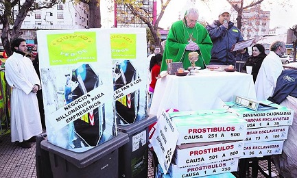 Bergoglio cardenal mientras celebra misa en una plaza de Buenos Aires en contra de las nuevas esclavitudes