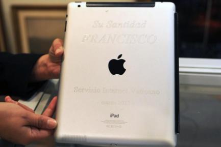 ¡VENDIDO! El iPad del Papa Francisco fue subastado para remodelar un colegio de Uruguay