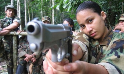 AURORA, GUERRILLERA A LOS 12 AÑOS. Cómo transforman las Farc a los niños en combatientes expertos. Compromiso en La Habana de no enrolar menores de 17 años